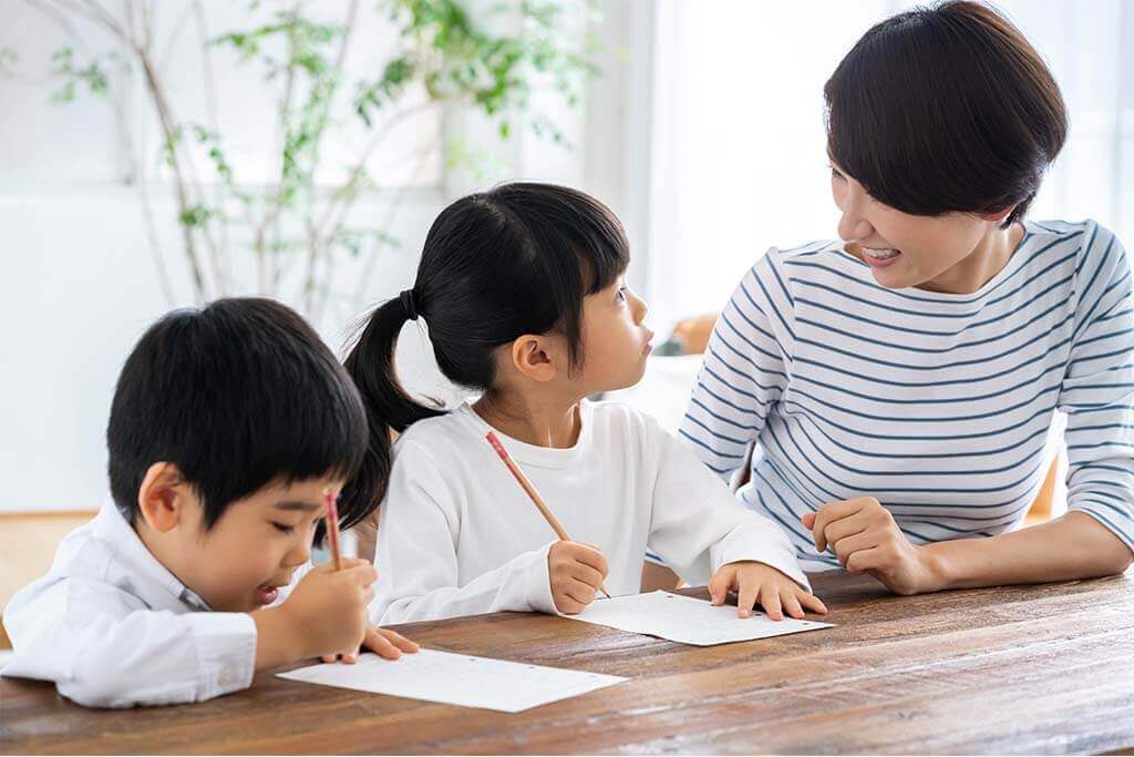 勉強する子どもと母親