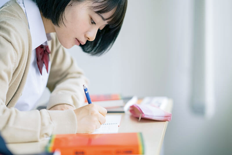 勉強している女子高生